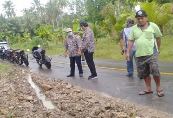 Tim investigasi BBPJN wilayah Sumatera Utara saat mendata proyek preservasi jalan nasional yang rusak ( Foto: Antara)