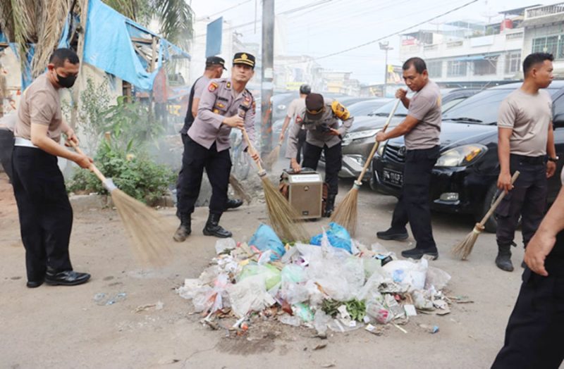 Jajaran Polres Langkat Saat Menyapu Membersihkan Pasar Tradisional Baru Stabat Foto./ M. Taufik