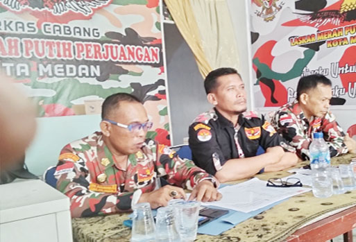 Ket. Foto/ Ketua LMPP Kota Medan Indra Kesuma, SE didampingi kiri Sekretaris Budi Gunawan, AR, S.Pd dan Kanan Bendahara Romi Yunus, ST. Medan Sabtu 4/1/2024